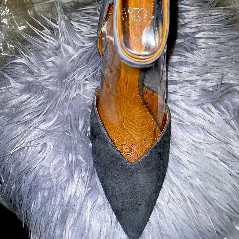 Grey closed toe pumps